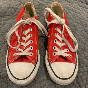 Preowned red low top converse chuck taylors size 7